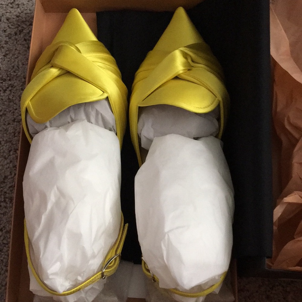 No 21 Raso Giallo-New in box size 40 and 35.5